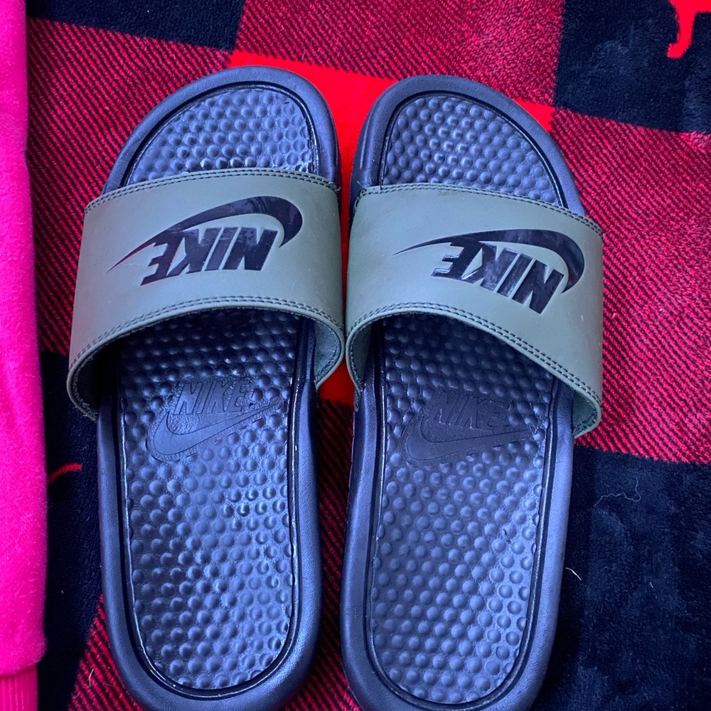 nike army green slides, size 7 in mens